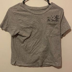 gray short sleeve shirt